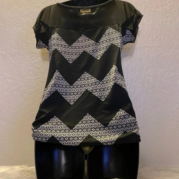 Free Kisses Black & White Pattern Short Sleeve Blouse with Accent Necklace - Picture 15 of 16
